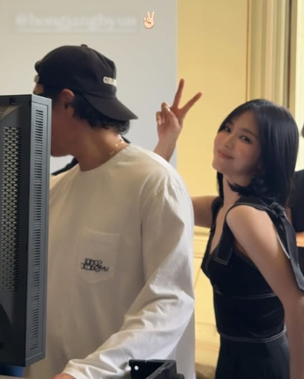 “막 찍혀도 예쁘네”... 카메라 향해 브이 날리는 송혜교의 역대급 미모