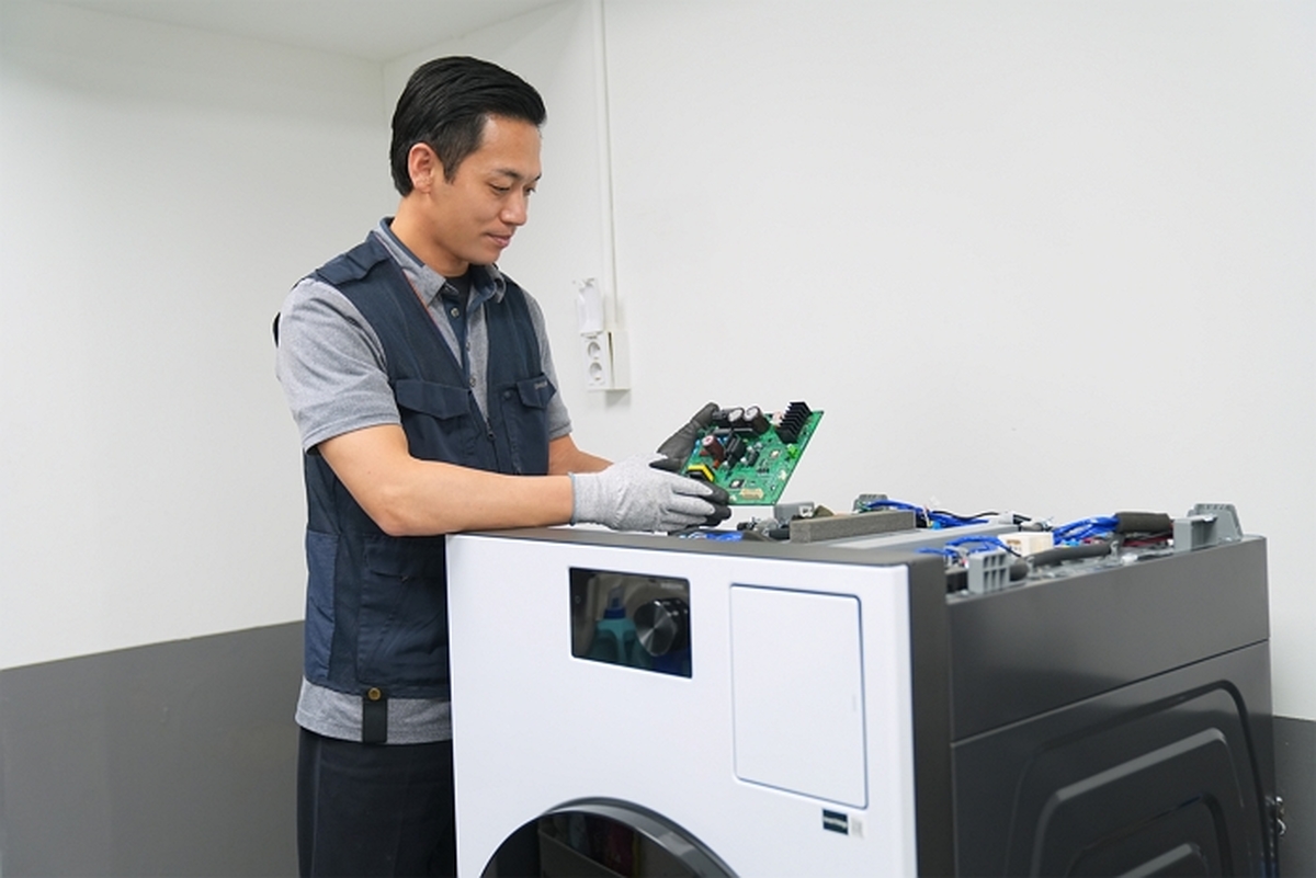 1. 삼성전자서비스 엔지니어가 세탁기를 점검하는 모습.jpg