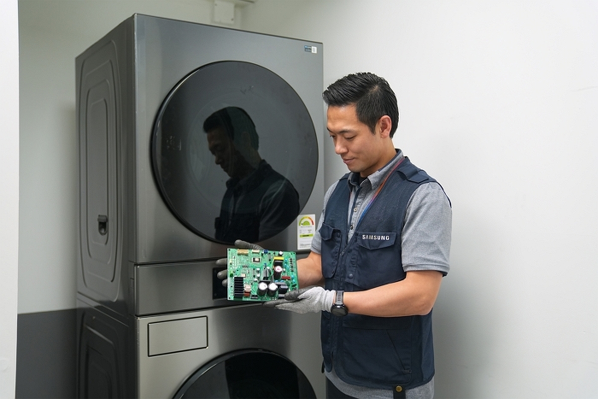 2. 삼성전자서비스 엔지니어가 세탁기를 점검하는 모습.jpg