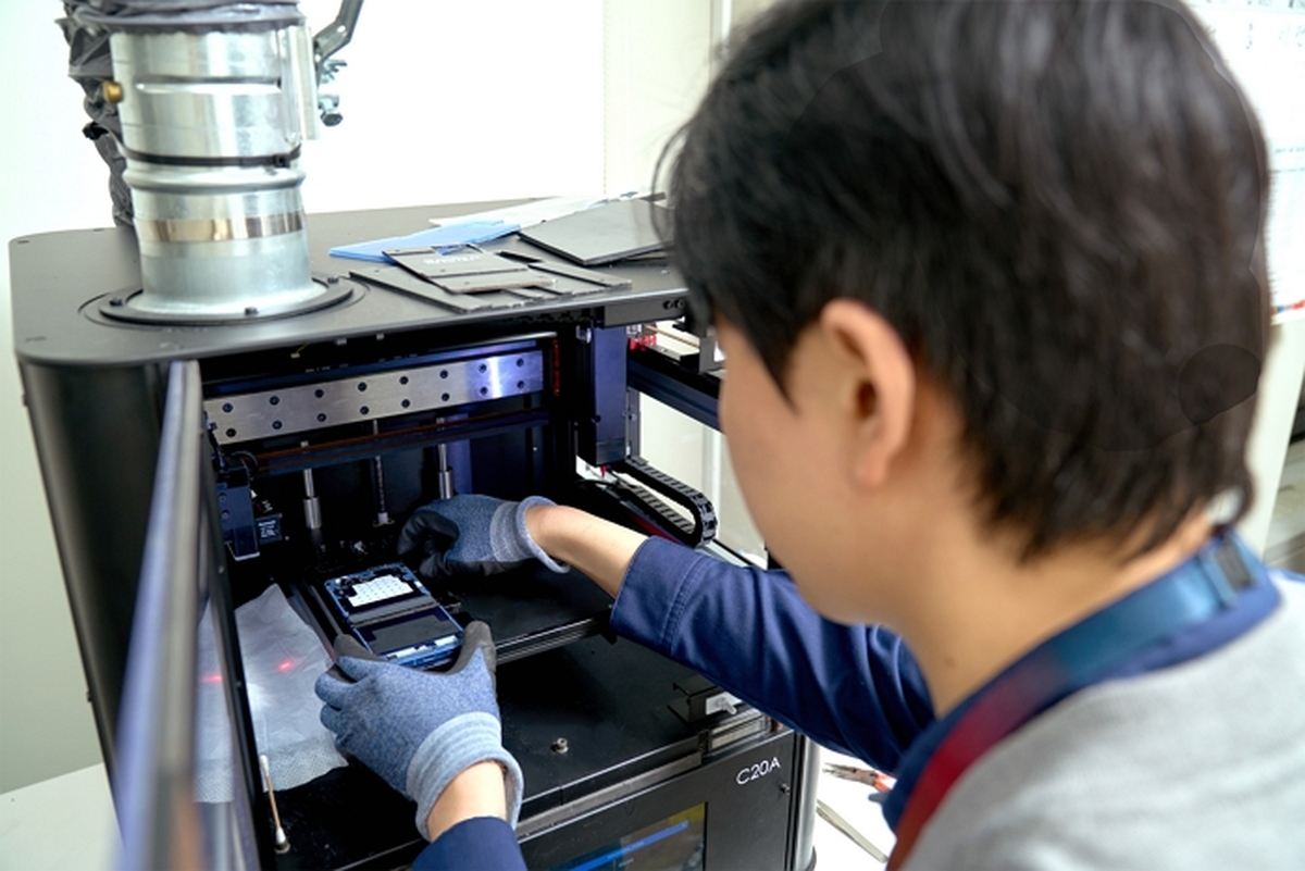 3. 삼성전자서비스 엔지니어가 스마트폰 디스플레이 단품 수리를 제공하는 모습.jpg