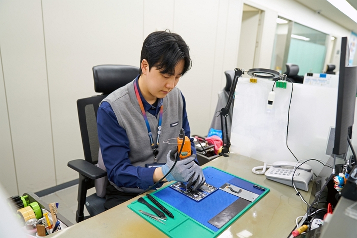 4. 삼성전자서비스 엔지니어가 스마트폰 디스플레이 단품 수리를 제공하는 모습.jpg