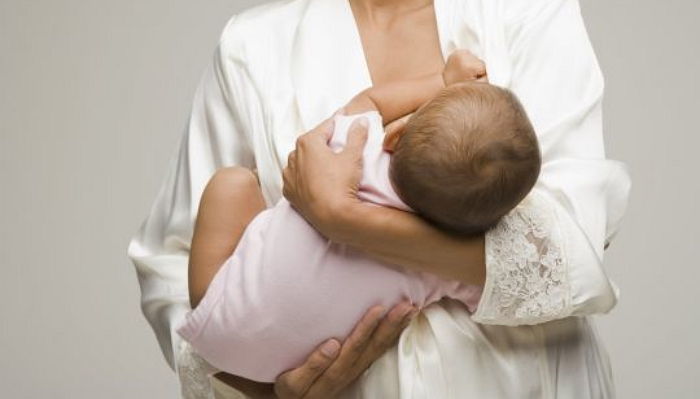 모유 먹이는 시기,아기 모유 끊을 때,초등학생인데 모유 찾는 아이,엄마 젖 먹는 초등학생,아이 올바른 교육법