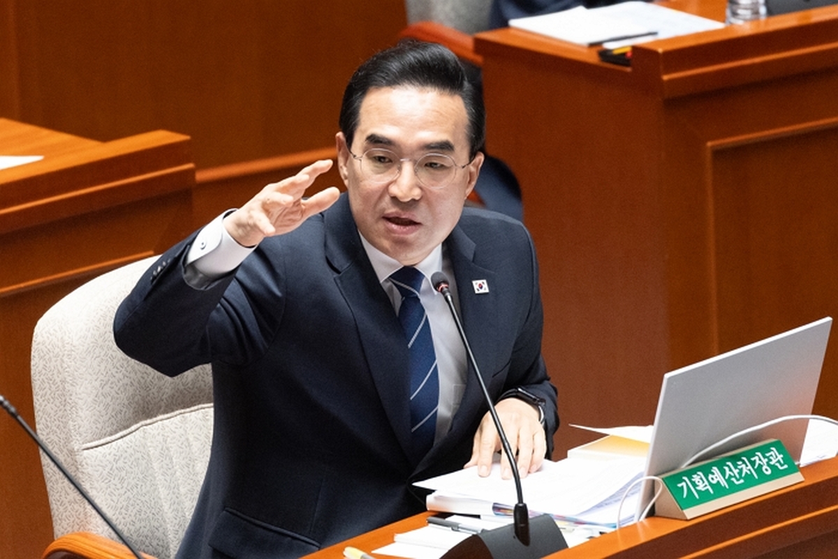 origin_조은희의원에게반박하는박홍근장관 (1).jpg