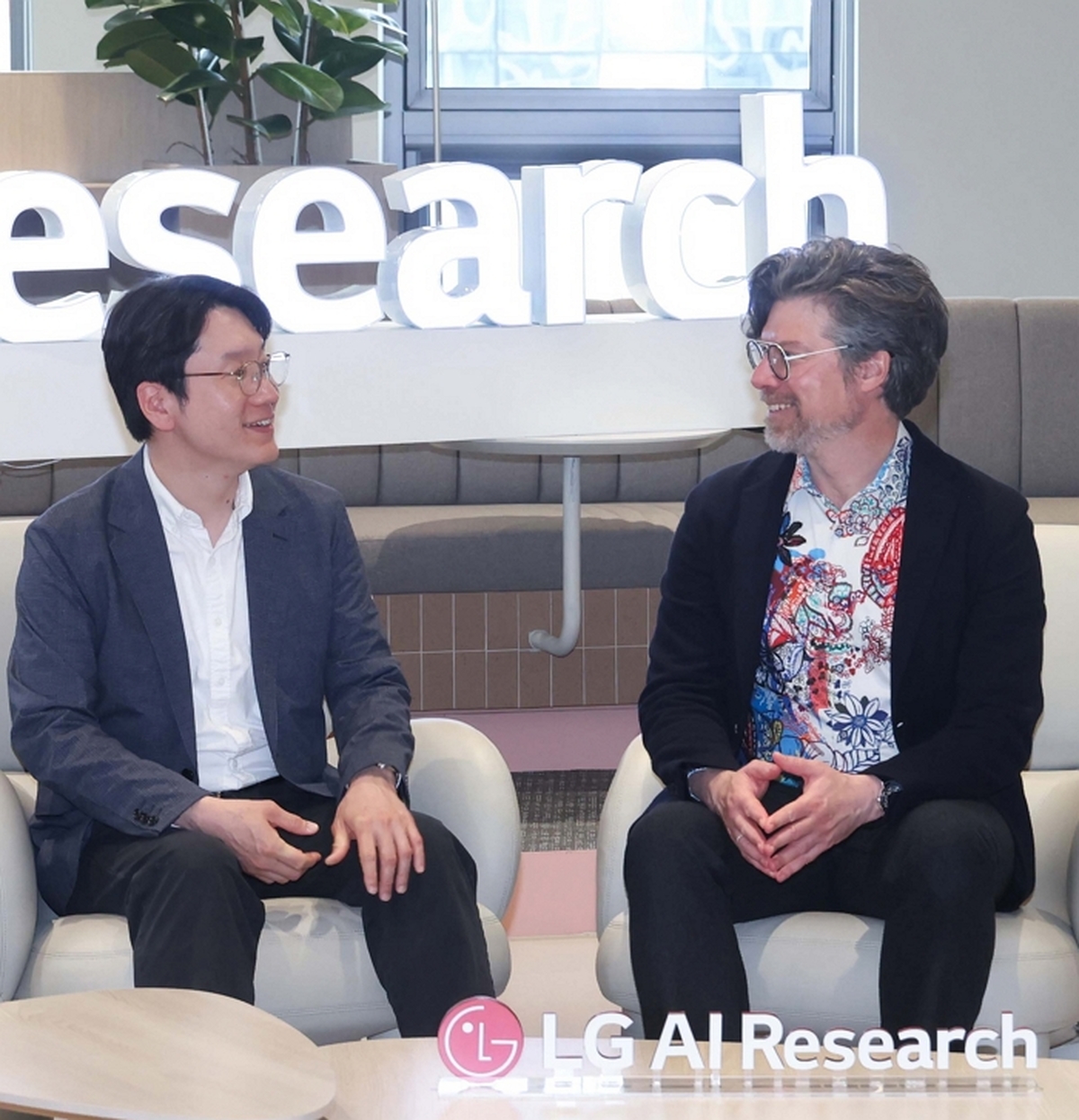 [사진] 임우형 LG AI연구원 공동 연구원장과 브라이언 카탄자로(Bryan Catanzaro) 엔비디아 응용연구 총괄 부사장이 협력 방향을 논의하고 있다.jpg