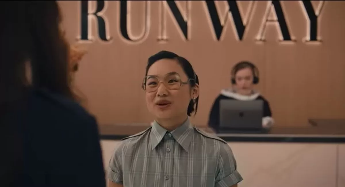 악마는 프라다를 입는다2에서 중국인 비하 의혹이 불거진 캐릭터 친저우. 사진 20세기 스튜디오 유튜브 캡처