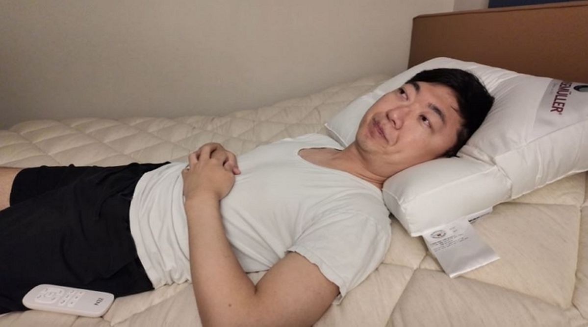 불면증 있다던 ‘전 충주맨’ 김선태의 침대 광고, 18분간 ‘눕방’으로 대박 터뜨렸다 (영상)