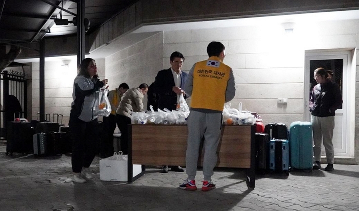 '사선' 넘나들며 국민 구한 주이란 한국대사관 직원들, '특별 포상금'으로 1억 받았다