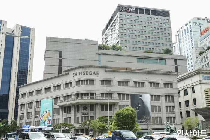 신세계백화점 본점 / 사진 = 인사이트