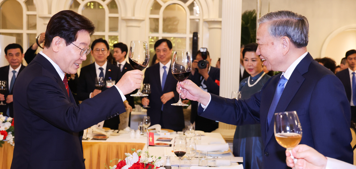 origin_한베트남정상국빈만찬건배.jpg