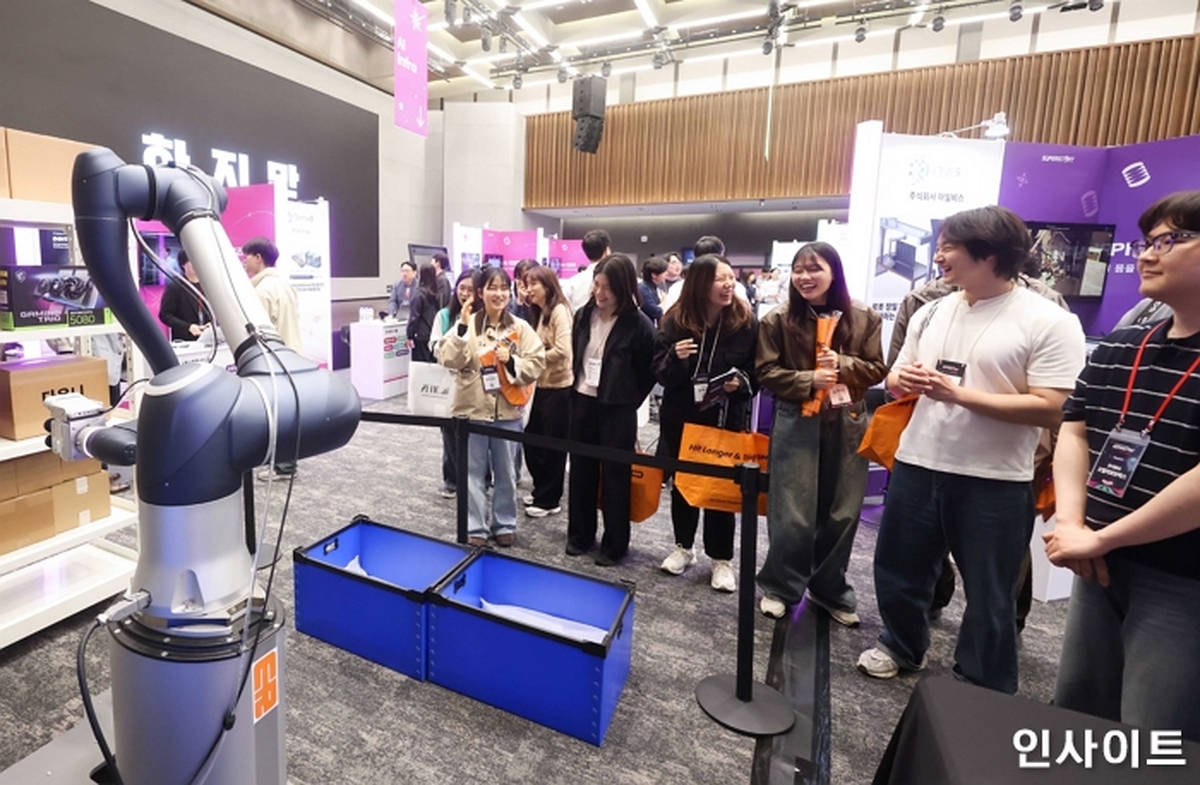 [사진3] 슈퍼스타트 데이 2026에 참석한 관람객들이 스타트업의 기술 시연을 살펴보고 있다..jpg
