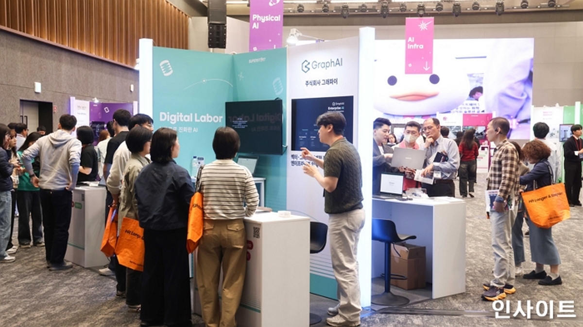 [사진4] 슈퍼스타트 데이 2026에 참석한 관람객들이 스타트업의 전시 부스를 돌아보고 있다..jpg