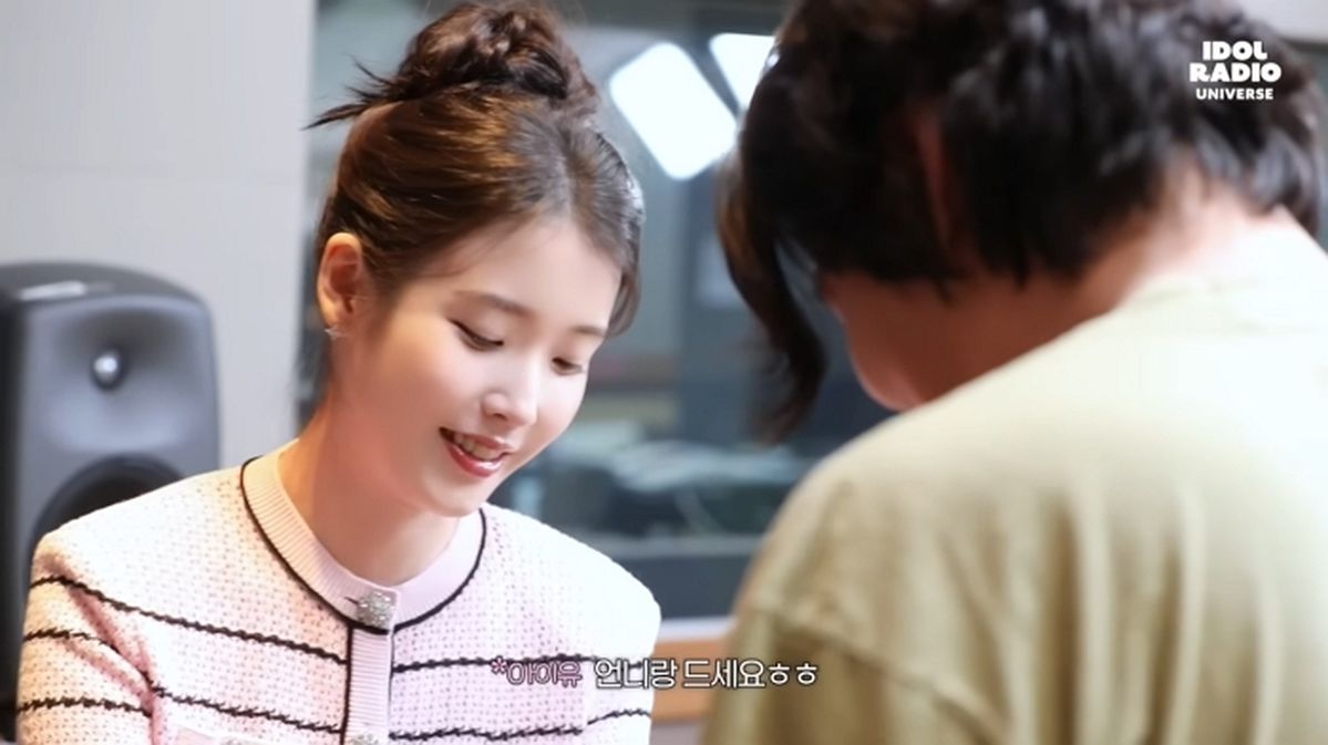 아이유, 이효리 간식까지 챙겼다 “언니랑 드세요”... 9년 불화설 드디어 종식