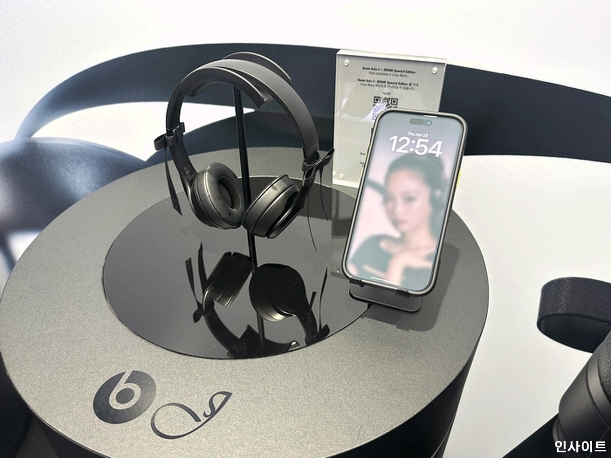품절 대란 ‘제니 헤드폰’, 오닉스 블랙으로 돌아왔다... 성수동 비츠(Beats) 팝업 직접 가보니