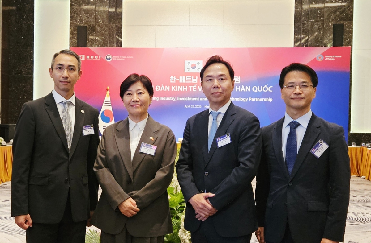 (사진2) 한국-베트남 비즈니스 포럼 현장 모습 (왼쪽부터 김승언 남양유업 사장, 송미령 농림축산식품부 장관, 이동춘 한앤컴퍼니 부사장, 정용호 농림축산식품부 국제협력총괄과 국장) (1).jpg