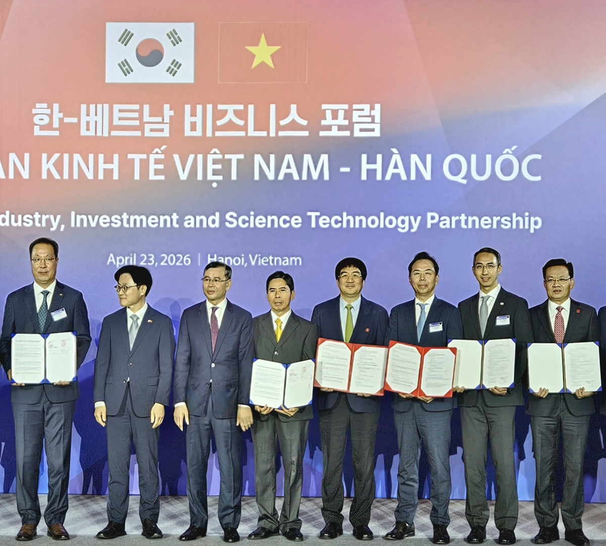 (사진1) 23일 남양유업이 베트남 유통 대기업 ‘푸 타이 홀딩스’(Phu Thai Holdings)와 3년간 700억 원 규모의 K-분유 기반 K-푸드 산업협력 위한 전략적 업무협약(MOU) 체결했다..jpg