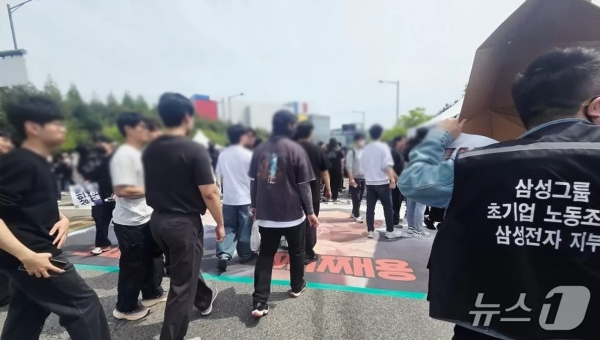 이재용·경영진 얼굴 밟고, 거리엔 쓰레기...삼성전자 노조 집회 후폭풍 확산