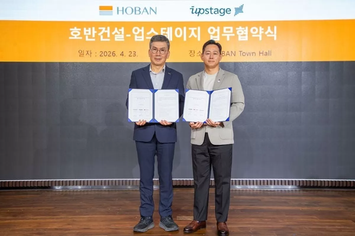 [서울=뉴시스] 문갑 호반건설 경영부문대표(사진 왼쪽)와 최홍준 업스테이지 부사장이 지난 23일 서울 서초구 호반건설 본사에서 ‘통합 AI 에이전트 플랫폼 개발’을 위한 업무...