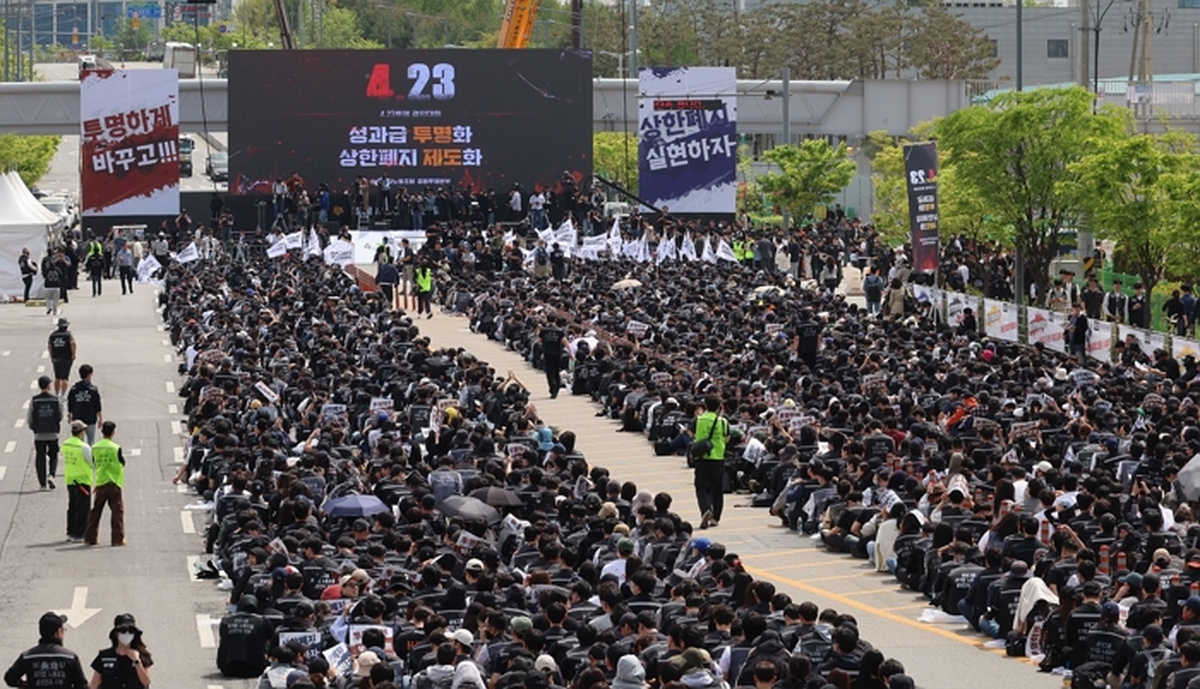 삼성전자 노조 “하루 결의대회에 반도체 생산 18% 감소” 주장