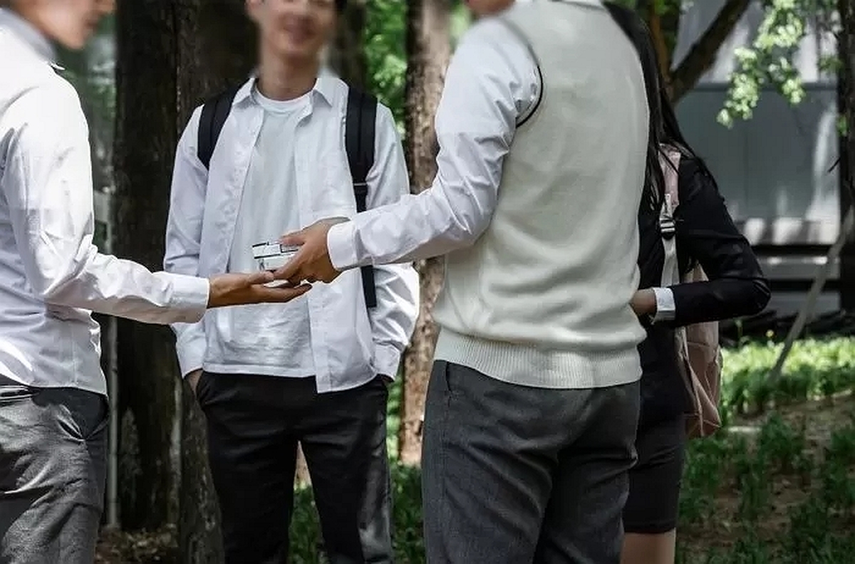 “애들 앞에서 욕설까지”...담배 끄라던 아빠, 중학생에게 충격적 수모 겪어