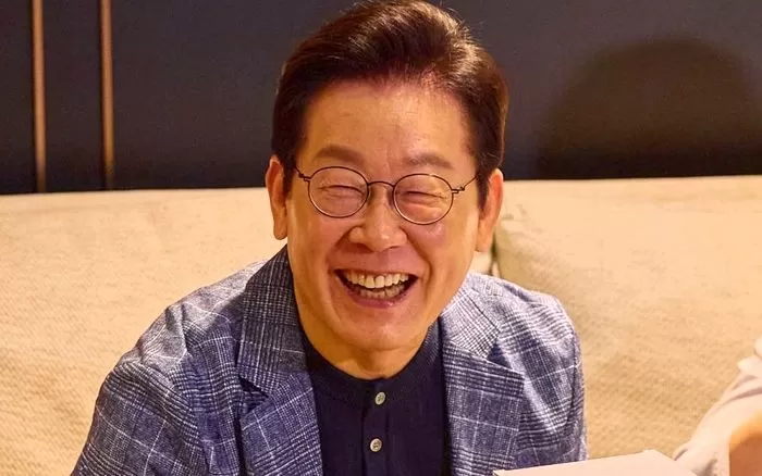 이재명 대통령 지지율 70% 육박... '여론조사꽃' 조사 결과, 전 지역 ...