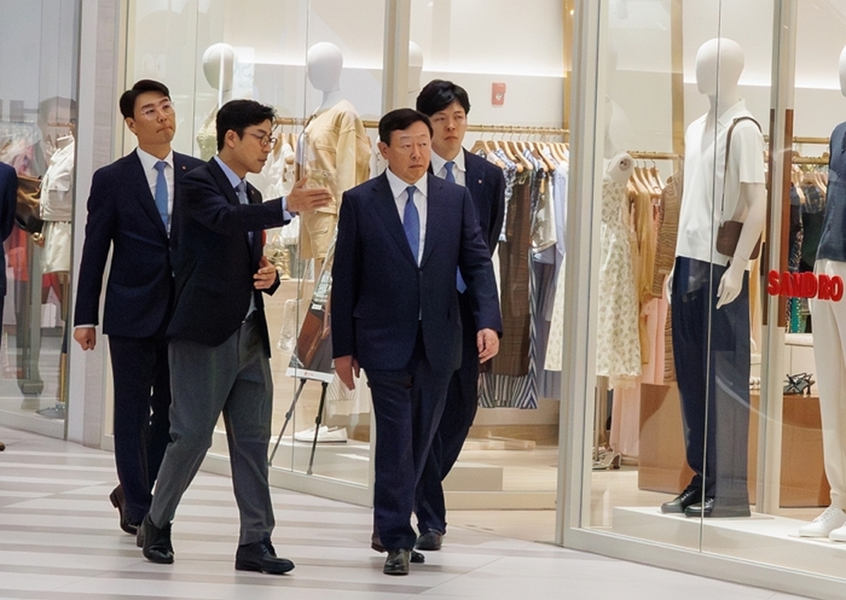 [사진 1] 신동빈 롯데그룹 회장(오른쪽 두번째)이 23일 베트남 하노이에 위치한 롯데몰 웨스트레이크 하노이를 찾아 롯데몰을 시찰하고 ~.jpg