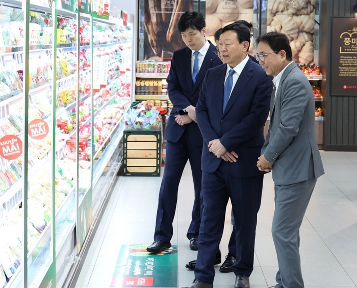 [사진 2] 신동빈 롯데그룹 회장(오른쪽 두번째)이 23일 베트남 하노이에 위치한 롯데몰 웨스트레이크 하노이를 찾아 롯데마트 매장을 시~.jpg