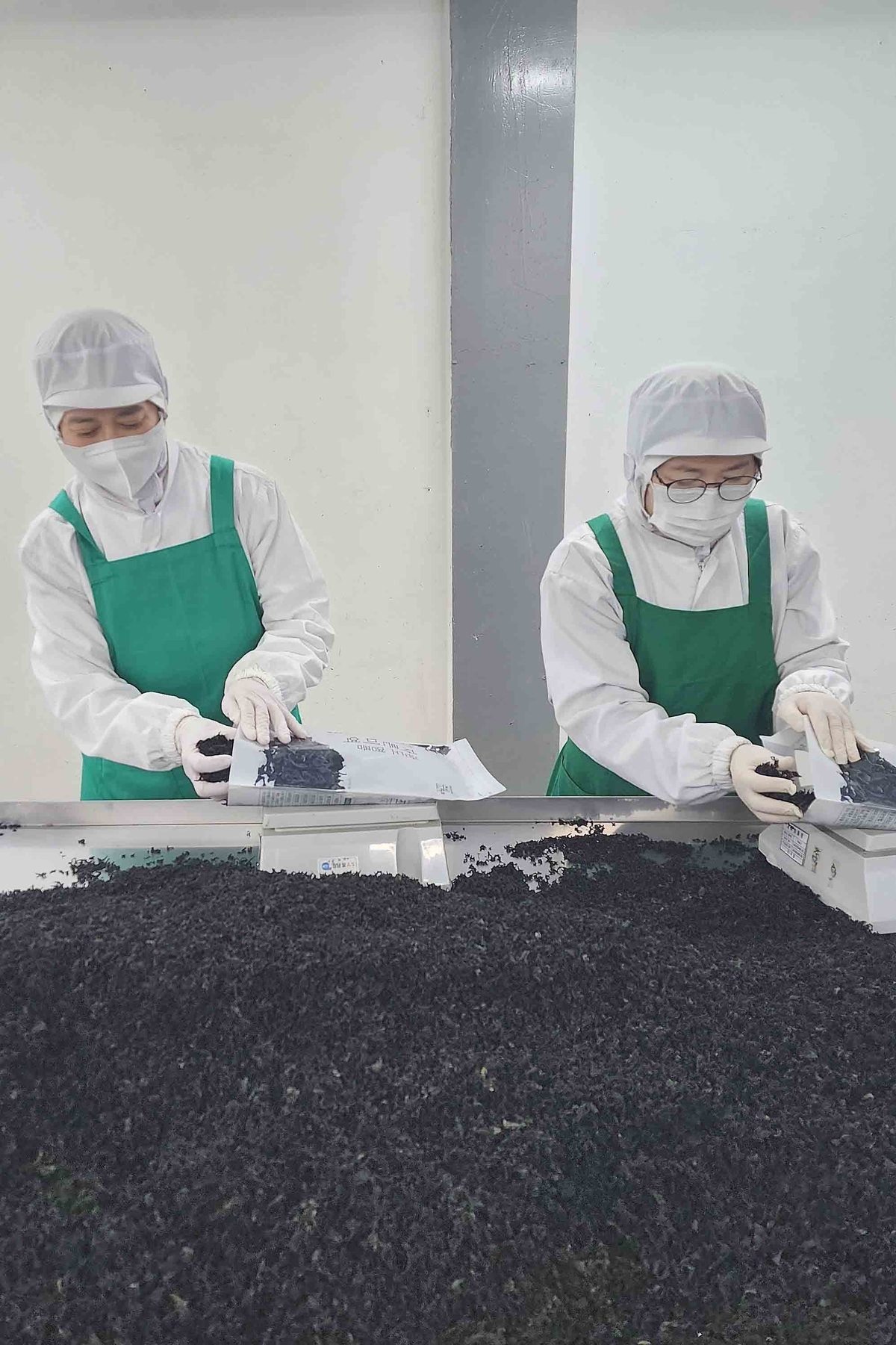 [쿠팡 이미지 3] 주식회사 주일 직원들이 작업장에서 일하는 모습.jpg