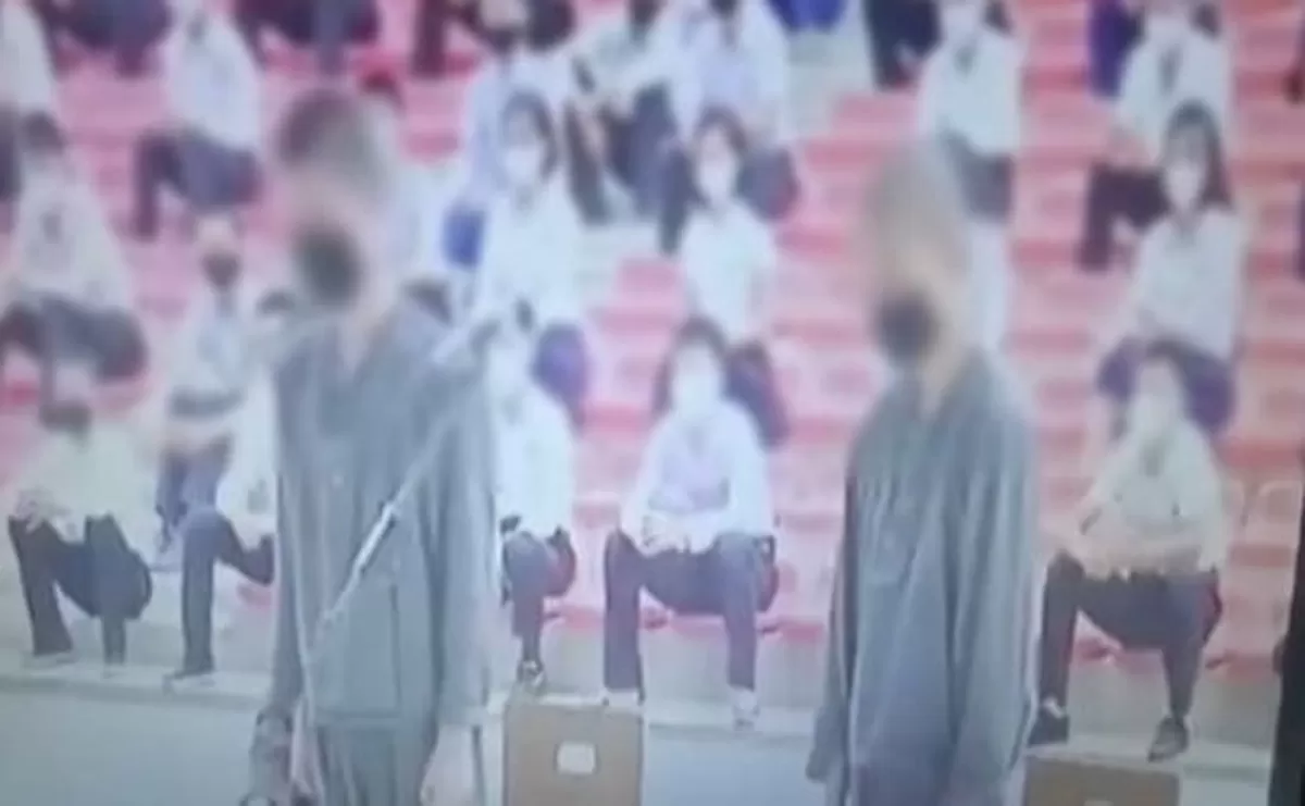 북한에서 공개처형 당하는 청년들과 이를 지켜보는 주민들. /일본 TBS