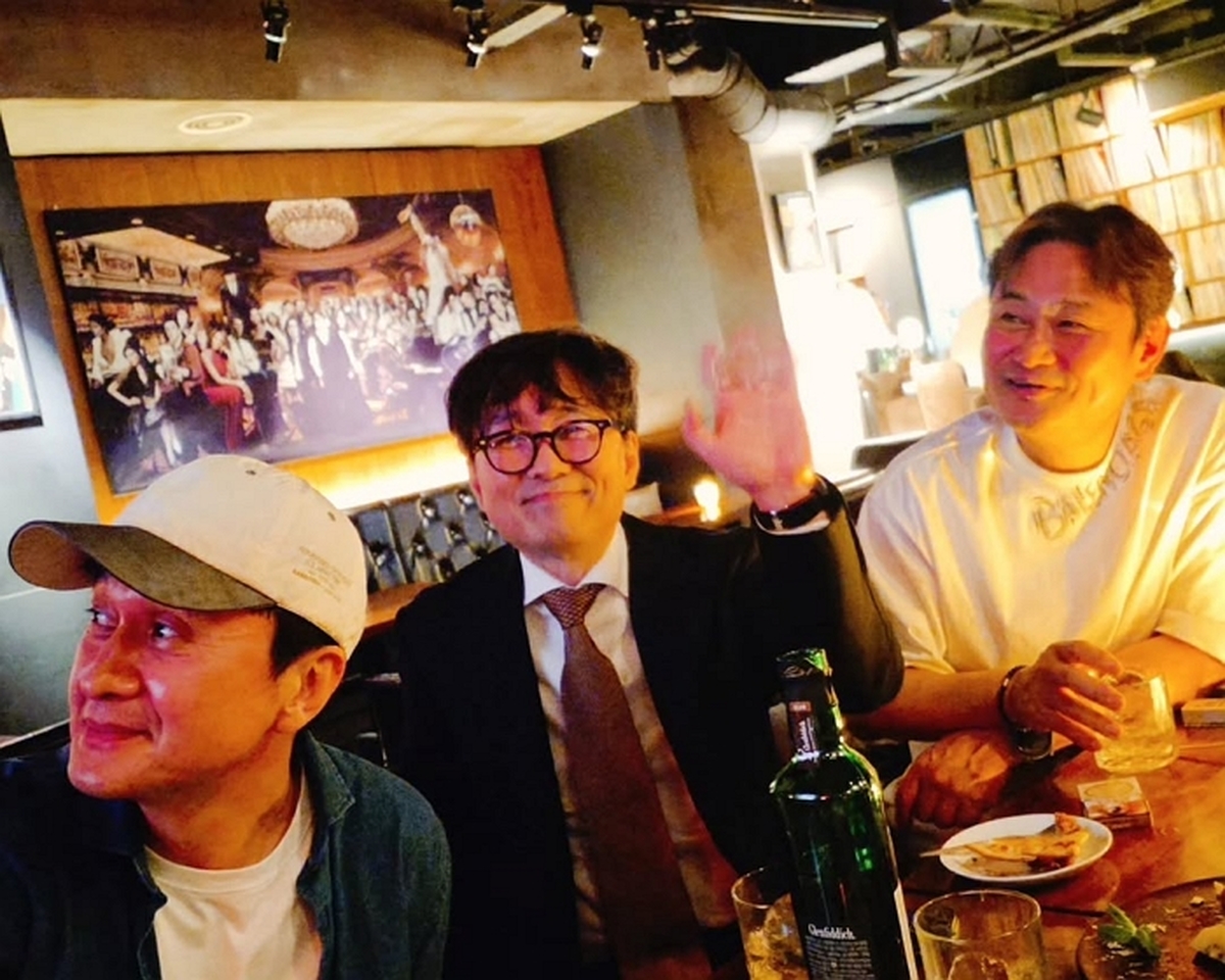 뮤지컬 몽유도원을 보러 와준차인표형님, 신애라님, 그리고 그리운 김장장tv의 장항준,장현성.너무 고마워~양복을 입고 공연 보러온 천만감독이뒷풀이 쏨.....나 돈이 너무.jpg