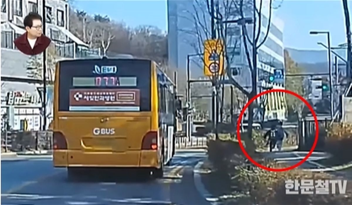 버스 놓칠 위기에도 정직하게 '신호' 지킨 아이들... 기사는 끝까지 기다려줬다