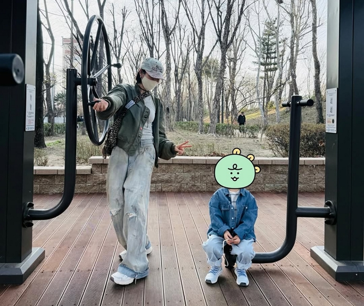 손예진, 폭풍 성장한 아들과 ‘청청 패션’ 공원 나들이.. 고급진 밥상까지 ‘눈길’