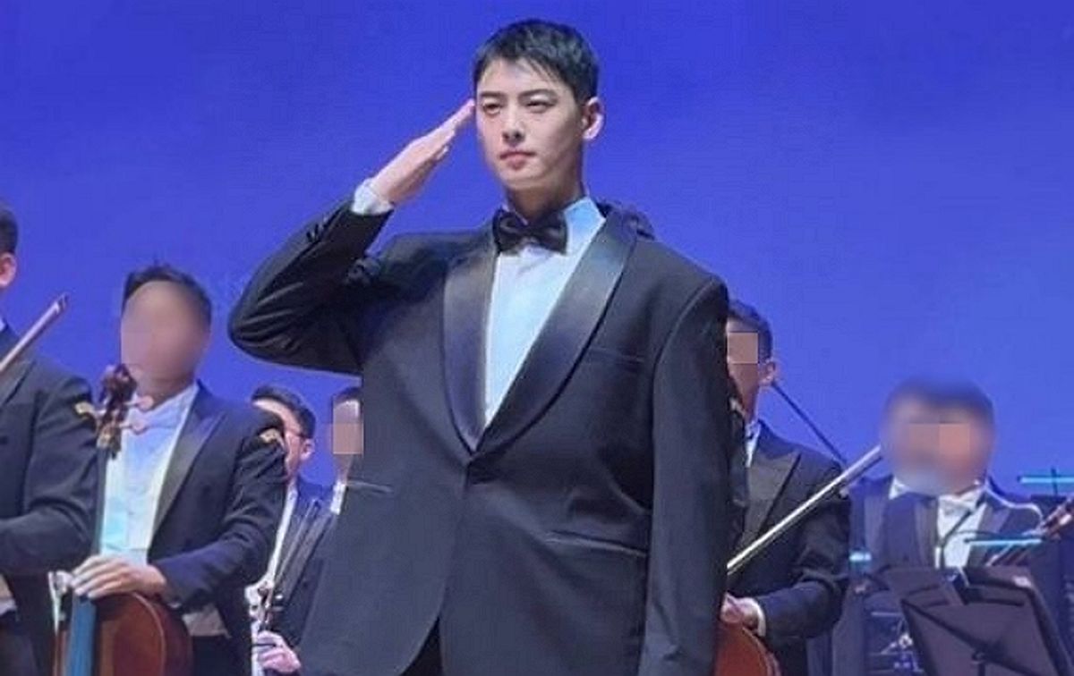 차은우, ‘130억 완납’ 후 첫 근황 포착... 군악대 행사서 정장 입고 ‘칼각 경례’