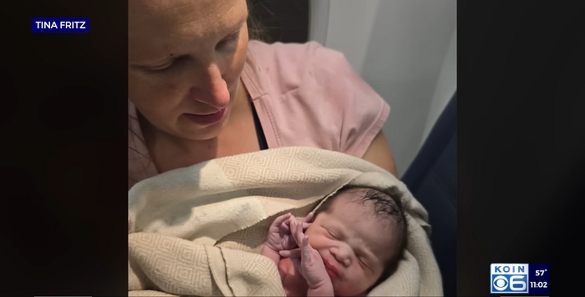 Woman gives birth on flight from Atlanta to Portland 1-38 screenshot.jpg