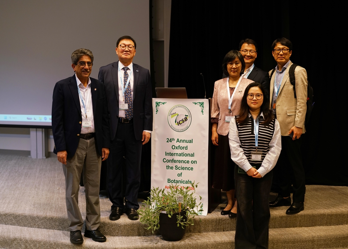 [사진1] KGC가 국제천연물과학회(ICSB)에서 인삼 학술세미나 개최 후, 관계자들과 기념사진을 촬영하고 있다. 최종.JPG