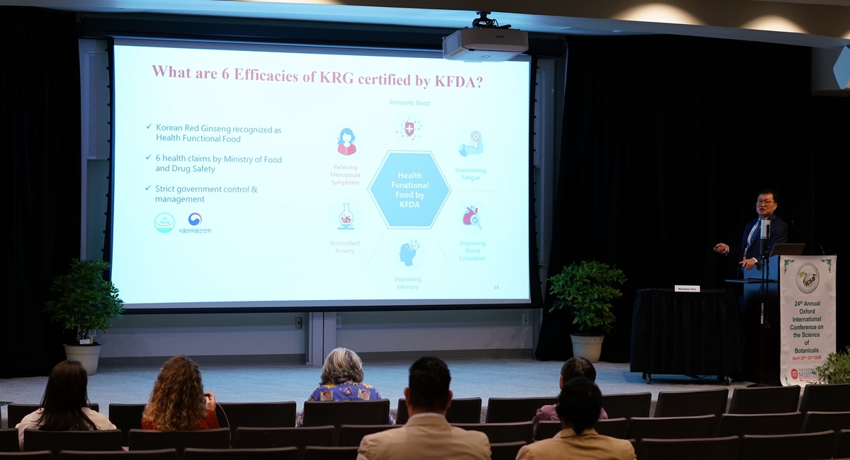 [사진2] 조남한 아주대 외과대학 교수가 홍삼의 혈당개선 효과에 대한 연구를 설명하고 있다..jpg