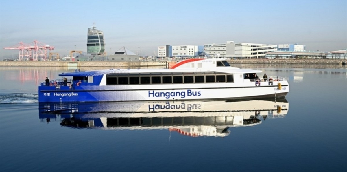 한강 가로지르는 '한강버스' 2척 여의도 도착... “배타고 출근하세요”