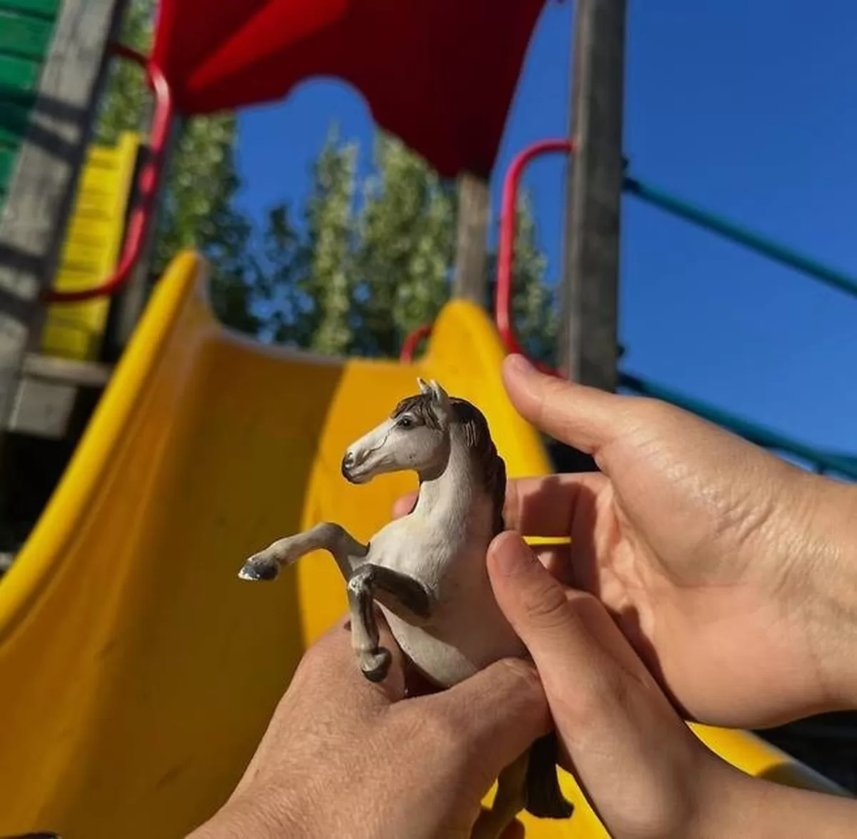 탕웨이는 남편, 첫째 딸과 장난감 말을 쥐고 있는 사진을 공유했다. 둘째가 말의 해인 올해 태어날 예정임을 의미한 것으로 풀이된다. /사진=탕웨이 인스타그램