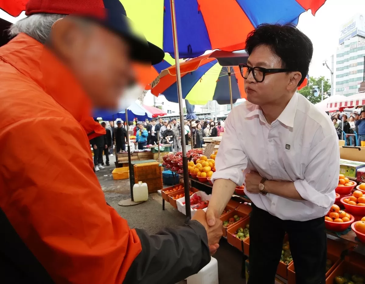 한동훈 전 국민의힘 대표가 29일 오후 부산 북구 구포시장을 찾아 주민들과 인사를 나누고 있다 / 뉴스1