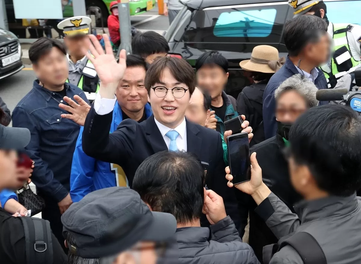 하정우 전 청와대 AI미래기획수석이 29일 오후 부산 북구 구포시장을 찾아 상인들에게 인사를 하고 있다 / 뉴스1