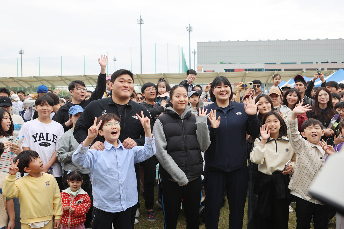 보도(074-1)어린이날 국가대표선수촌 개방 행사 사진_(왼쪽부터)유도 김민종, 탁구 신유빈, 유도 김하윤.jpg