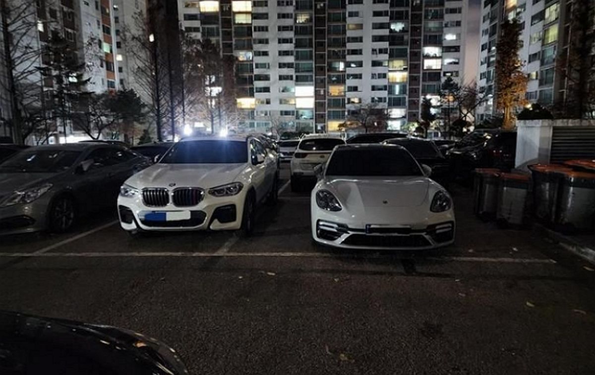 “또 저렇게 대놨네”... 2년째 아파트 ‘주차라인 2칸’ 독점한 포르쉐 민폐 차주