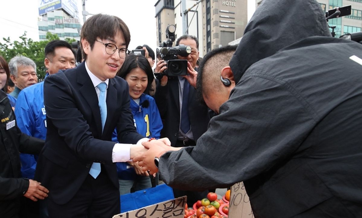 “손 저려 무의식중에...” 하정우, ‘악수 후 손 털기’ 논란 직접 해명