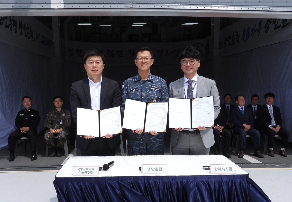 한화시스템이 30일 경남 창원 진해항에서 ‘양만춘함(DDH-I) 통합기관제어체계(ECS) 성능개선 완료 기념식’을 개최했다. 오른쪽부터 김영진 한화시스템 해양사업단장, 석흥기 양만춘함 함장, 연제길 국방신속획득기술연구원 항공함정기술팀장 / 한화시스템