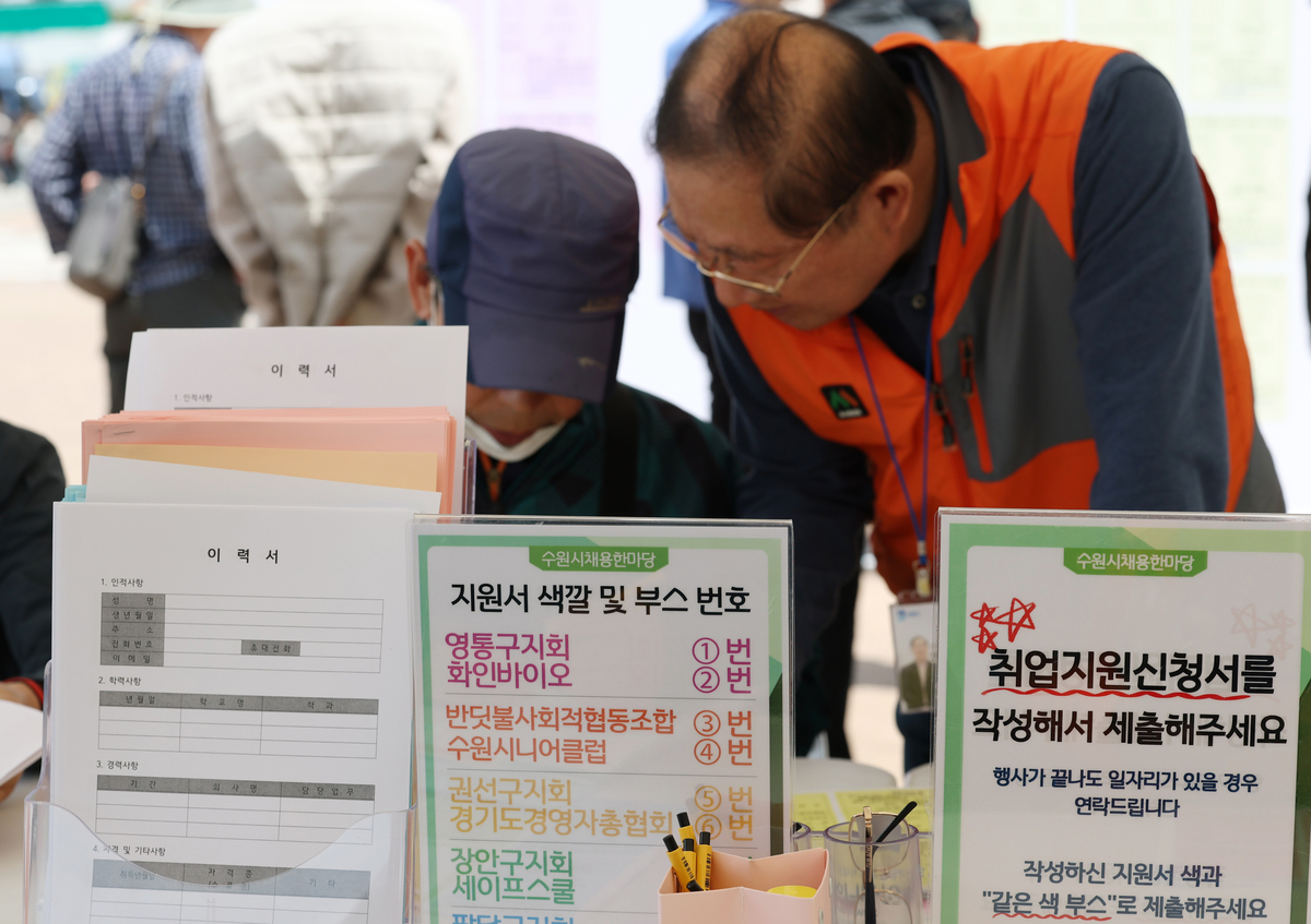 origin_자원봉사자도움받아이력서작성하는구직자들.jpg