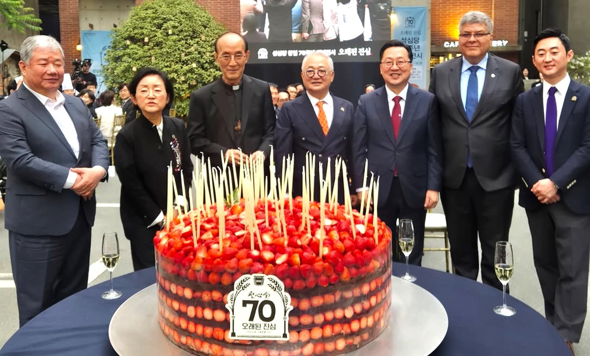 '창업 70주년' 성심당 생일파티에 등장한 '70kg' 초대형 딸기시루