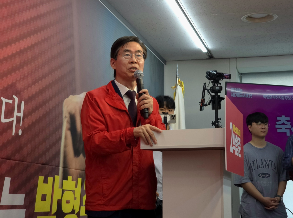 origin_박형준선거사무소개소식찾아축사하는조경태.jpg