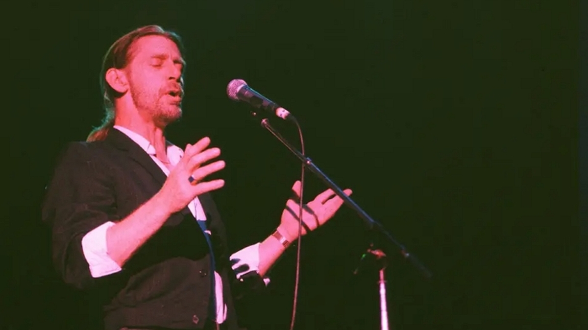 alex-ligertwood-performing-live-onstage-126936478.jpg
