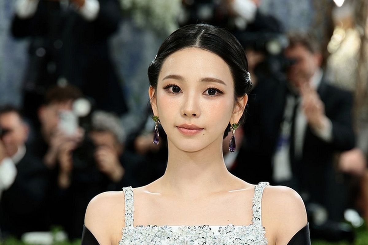 ‘AI 미모’ 뉴욕서도 통했다... 카리나, 멧 갈라 압도한 고혹적인 은빛 스타일링