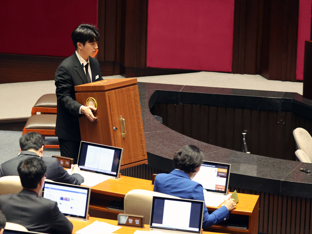 7일 오후 서울 여의도 국회에서 열린 제435회 국회(임시회) 제1차 본회의에서 대한민국헌법 개정안이 국민의힘 의원 불참으로 투표가 불성립, 관계자가 투표함을 옮기고 있다 / 뉴스1