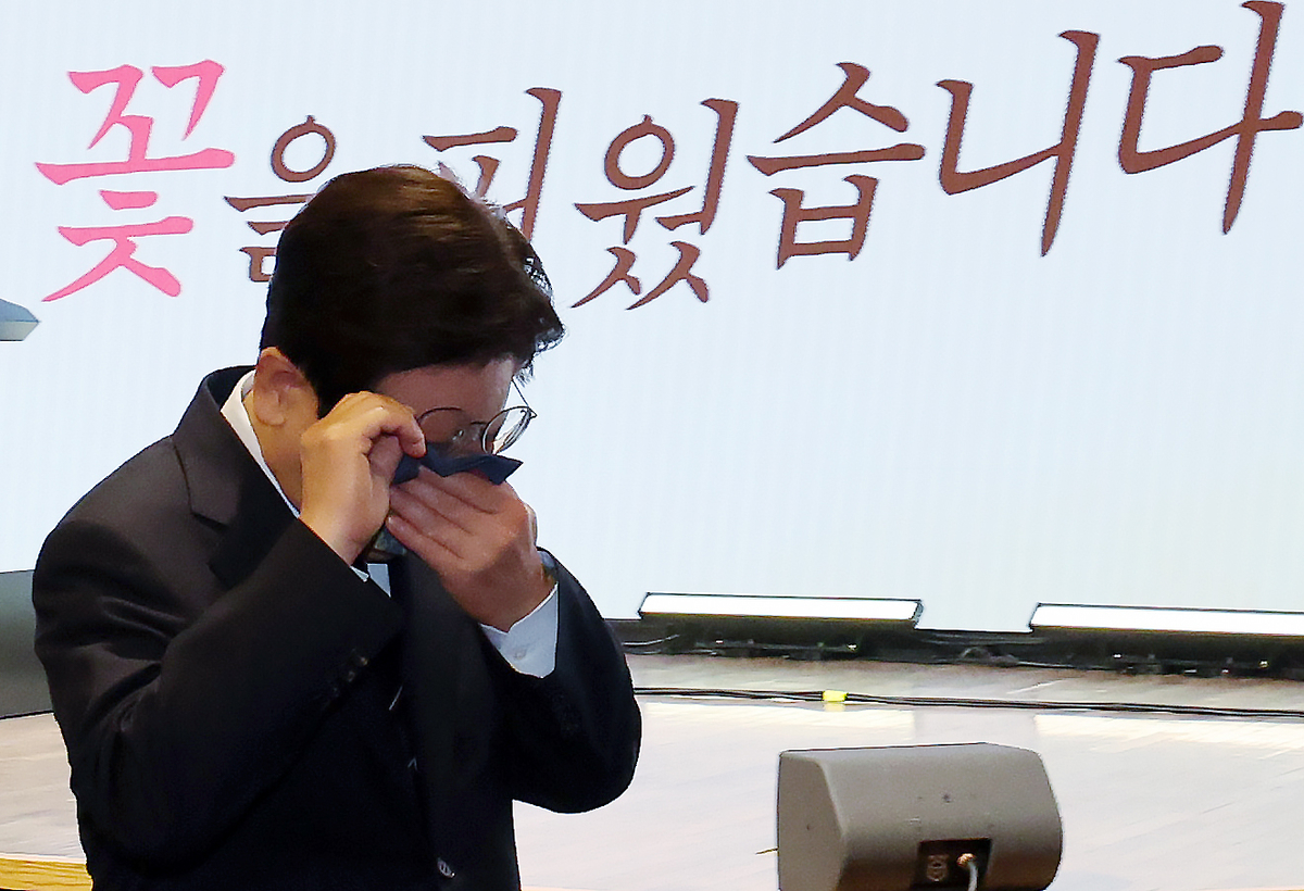 이재명 대통령이 8일 서울 대한상공회의소에서 열린 제54회 어버이날 기념식에서 눈물을 닦고 있다. / 2026.5.8 뉴스1 
